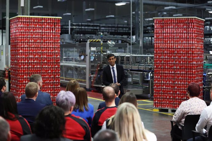 El primer ministro de Reino Unido, Rishi Sunak, durante una visita a una fábrica en Belfast