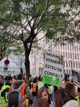 Protesta el primer día de huelga de trabajadores subcontratados del servicio de Medidas Penales Alternativas de Justicia en Catalunya. El 28 de febrero de 2023.