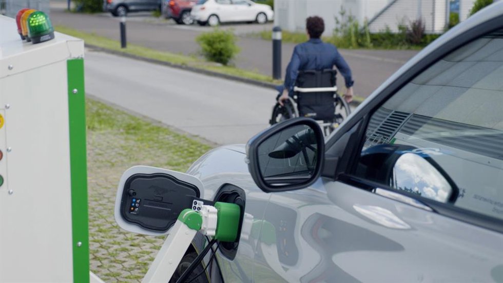 Archivo - Coche, movilidad, agenda urbana, vehículo eléctrico, repostar, carga, recarga, energía