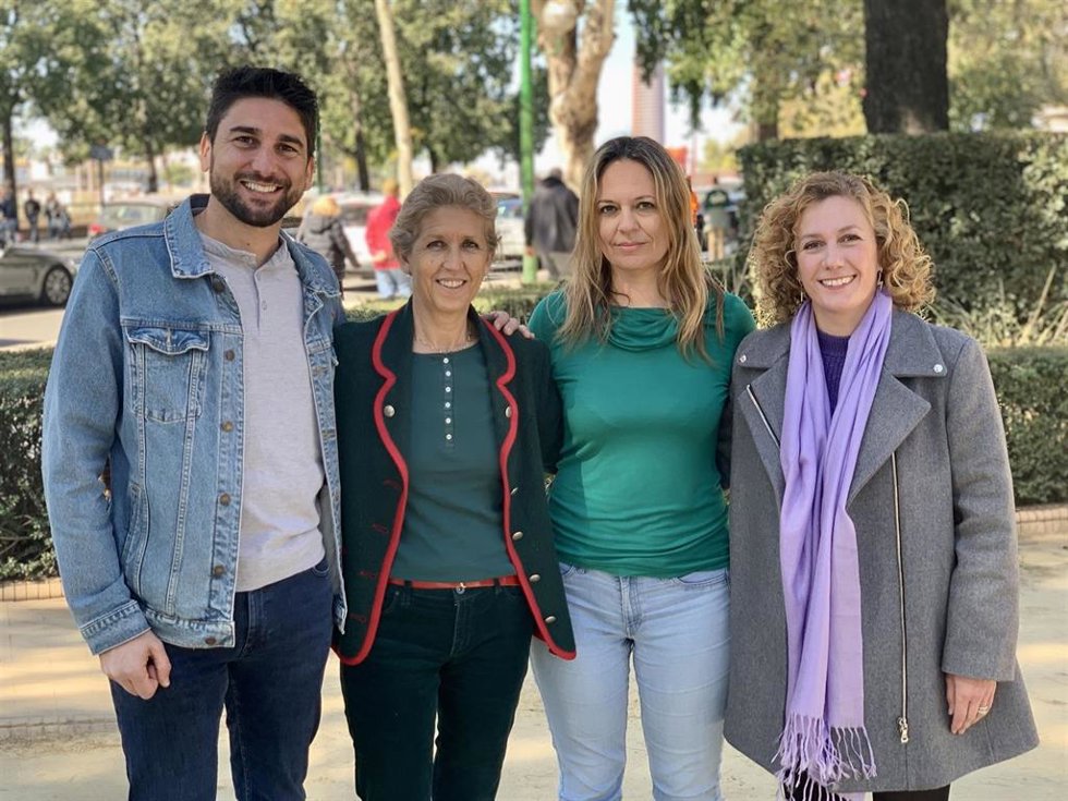 Miembros de Verdes EQUO con Susana Hornillo, candidata de la confluencia Podemos-IU a la Alcaldía de Sevilla, a la derecha, e Ismael Sánchez, número dos de la lista, a la izquierda de la imagen.