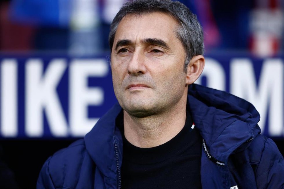 El entrenador del Athletic Club, Ernesto Valverde, antes del encuentro ante el Atlético de Madrid en el Metropolitano de LaLiga Santander 2022-2023. 