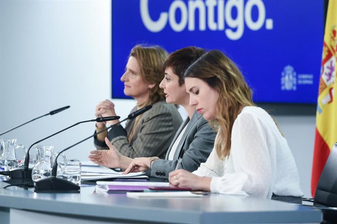 (I-D) La vicepresidenta tercera del Gobierno de España y ministra para la Transición Ecológica y el Reto Demográfico, Teresa Ribera; la ministra Portavoz y de Política Territorial, Isabel Rodríguez y la ministra de Igualdad, Irene Montero, durante una r