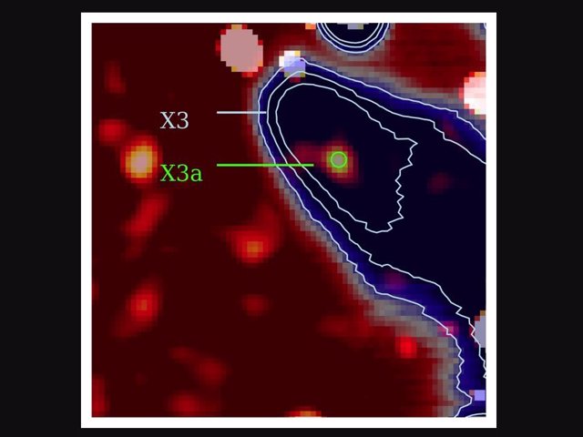 La estrella bebé X3a en su envoltura, X3 (en azul). La envoltura es arrastrada por los vientos estelares, por lo que tiene forma de cigarro. En escalas de tiempo inferiores a 10 años pueden formarse aglomeraciones que, a su vez, son engullidas por X3a.