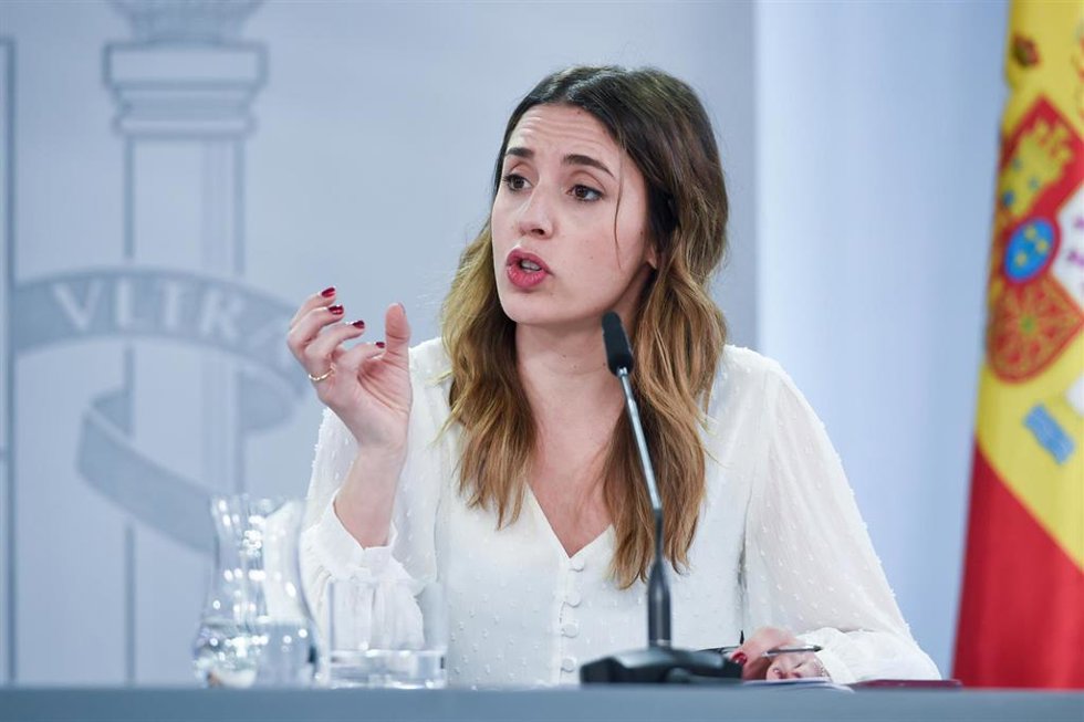 La ministra de Igualdad, Irene Montero, interviene durante una rueda de prensa posterior al Consejo de Ministros, en el Palacio de La Moncloa, a 28 de febrero de 2023, en Madrid (España). El Consejo de Ministros de hoy ha aprobado el anteproyecto de ley