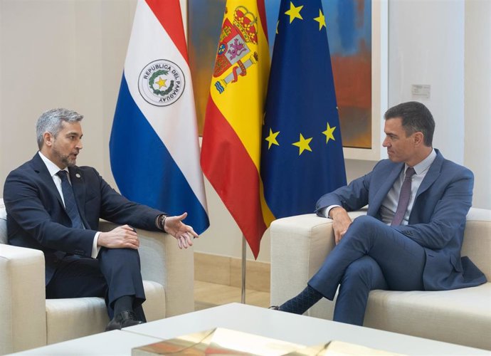 Archivo - El presidente del Gobierno, Pedro Sánchez (d), recibe al presidente de la República del Paraguay, Mario Abdo Benítez (i), en el Palacio de La Moncloa, a 3 de noviembre de 2022