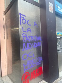 Pintada a la seu de Fecasarm, a Girona, acusant-la de promoure "oci masclista".