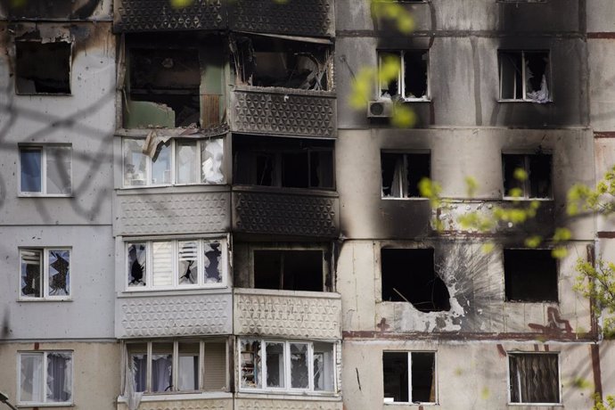 Archivo - April 26, 2022, Kharkiv, Ukraine: Damage to a building is visible after a previous Russian shelling in a residential area in Kharkiv, Ukraine on April 26, 2022. At lest three civilians were killed and four were wounded by Russian shelling the 