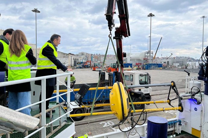 El consejero de Medio Ambiente, Guillermo Blanco, y la subdirectora del IEO en Cantabria, Raqeul Somavilla, asisten a la subida de la boya oceanográfica Augusto González Linares al buque Ramón Margalef para su colocación en el mar.
