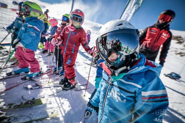 Actividades deportivas para niños de seis años o menos, organizadas por FADI y Cetursa Sierra Nevada.