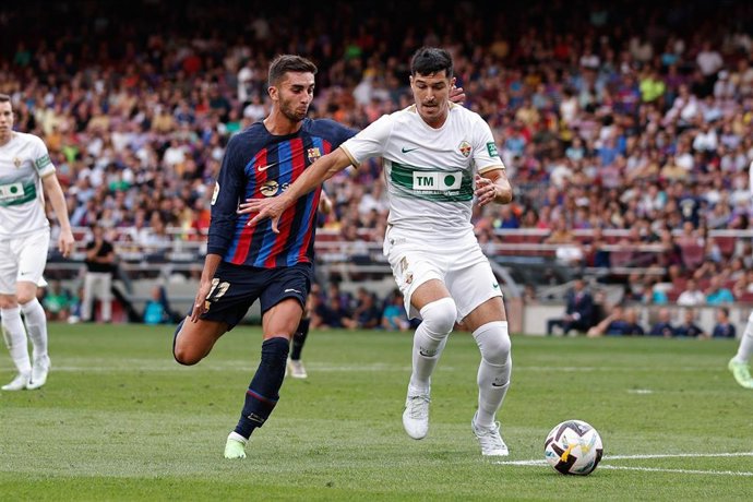 Archivo - Ferran Torres y Diego González en el FC Barcelona-Elche de LaLiga Santander 2022-2023