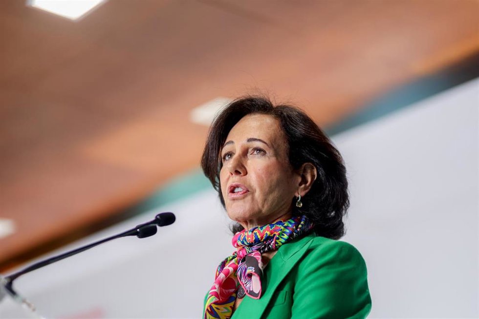 La presidenta de Banco Santander, Ana Botín, presenta los resultados del año 2022, en la Ciudad Grupo Santander de Boadilla del Monte, a 2 de febrero de 2023, en Boadilla del Monte, Madrid (España). Banco Santander obtuvo un beneficio atribuido récord d