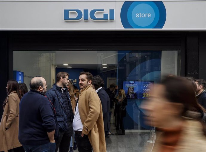 Varias personas durante la inauguración de la primera tienda a nivel nacional de DIGI, a 23 de febrero de 2023, en Valencia, Comunidad Valenciana (España). 
