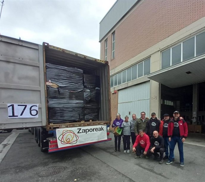 Voluntarios de Zaporeak junto a los contenedores de alimentos.