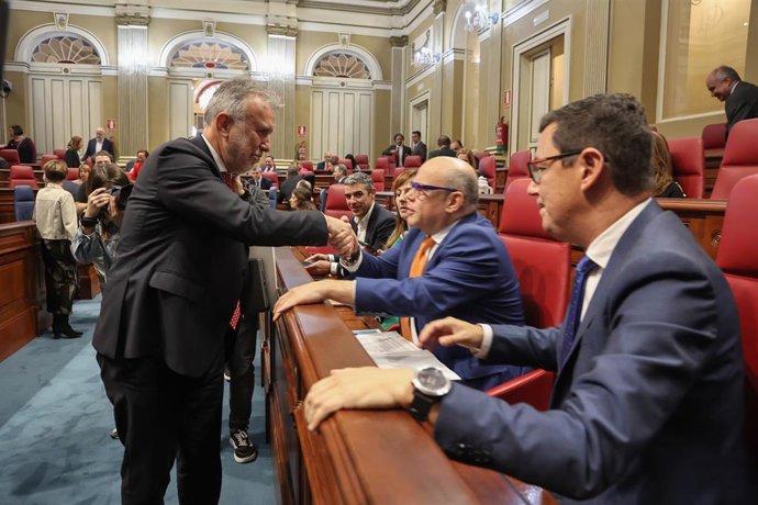 El presidente de Canarias, Ángel Víctor Torres (i), a su llegada a la primera jornada del 'Debate sobre el Estado de la Nacionalidad Canaria de 2023', en el Parlamento de Canarias