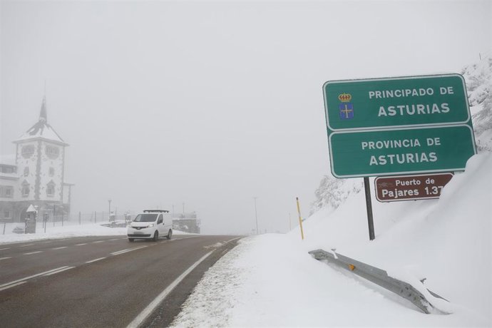 Una carretera con nieve a los lados, a 23 de febrero de 2023, en León, Castilla y León (España). La Delegación del Gobierno ha activado la fase de alerta del Protocolo de coordinación de actuaciones ante situaciones meteorológicas extremas en todas las 