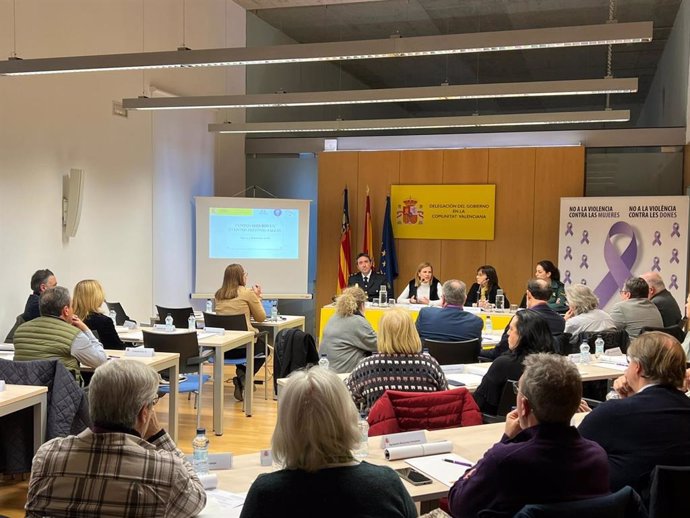 La delegada del Gobierno en la Comunitat Valenciana, Pilar Bernabé, preside la mesa de trabajo con representantes de las asociaciones falleras y las sociedades musicales