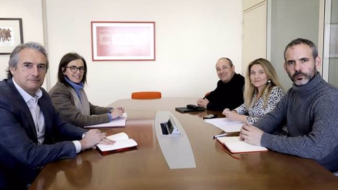 Los coordinadores del programa electoral del Partido Popular, Íñigo de la Serna y Carmen Fúnez, mantienen un encuentro con representantes de CCOO