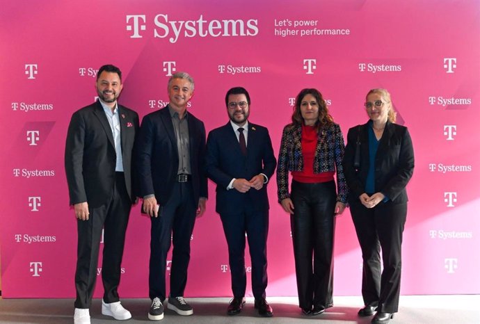 Osmar Polo, Managing director de T-Systems Iberia; Adel Al-Saleh CEO de T-Systems; Pere Aragons President de la Generalitat de Catalunya; Laura Vilagr Consellera de la Presidncia y Rosa Rodríguez, Vicepresidenta de ventas de T-Systems Iberia.