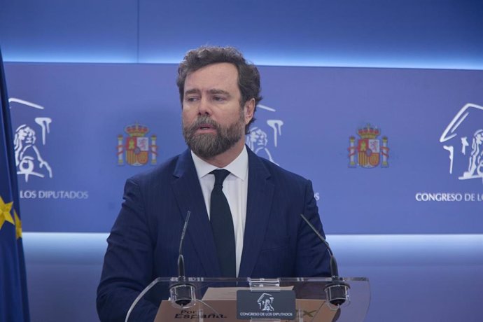 El portavoz de VOX en el Congreso, Iván Espinosa de los Monteros, interviene durante una rueda de prensa anterior a la reunión de la Junta de Portavoces, en el Congreso de los Diputados, a 28 de febrero de 2023, en Madrid (España).
