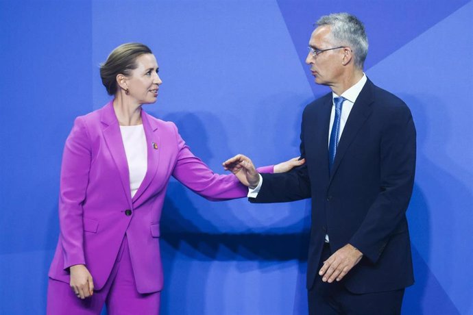 La primera ministra danesa, Mette Frederiksen, y el secretario general de la OTAN, Jens Stoltenberg.