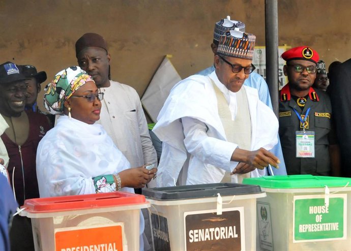 El presidente de Nigeria, Muhammadu Buhari, votando en las pasadas elecciones.