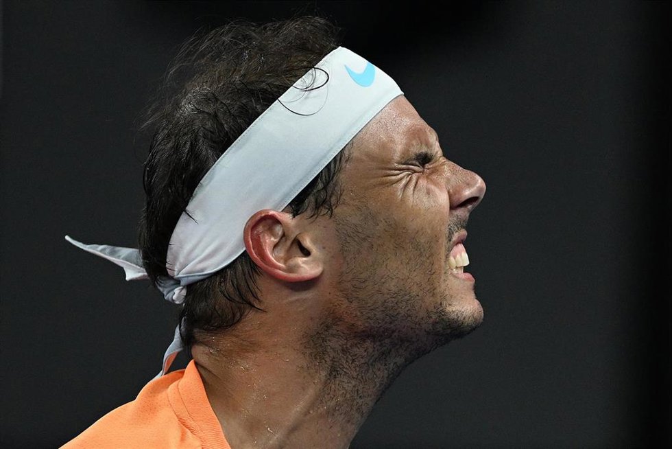 Archivo - El tenista español Rafael Nadal se lamenta durante el Abierto de Australia 2023