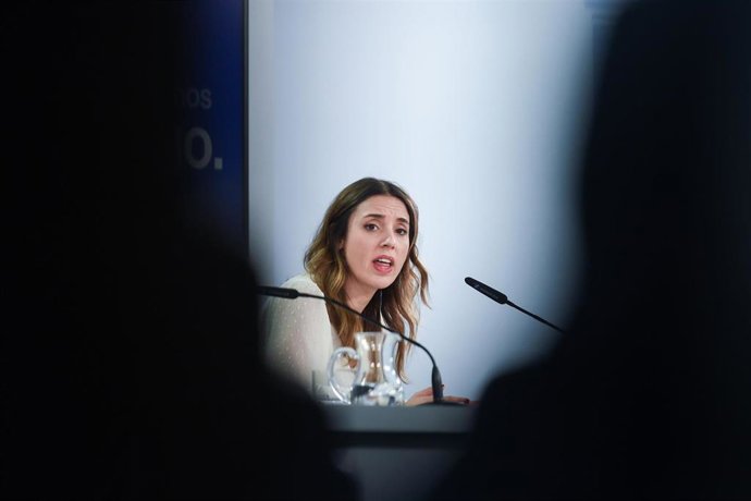La ministra de Igualdad, Irene Montero, interviene durante una rueda de prensa posterior al Consejo de Ministros, en el Palacio de La Moncloa, a 28 de febrero de 2023, en Madrid (España). 