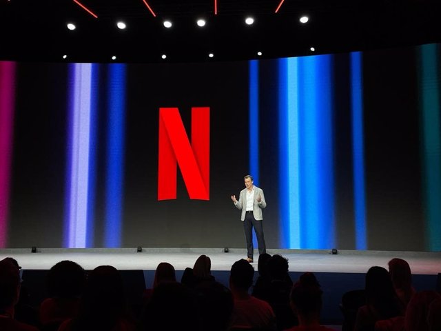 El ceo de Netflix, Greg Peters, en en la conferencia 'Keynote 6: The Future of Sport & Entretainment' en el Mobile World Congress 2023 (MWC)