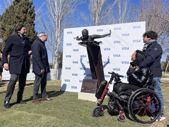 El director general de VISA España, Eduardo Prieto; el alcalde de Zaragoza, Jorge Azcón; y la nadadora zaragozana, Teresa Perales, junto a su hijo.