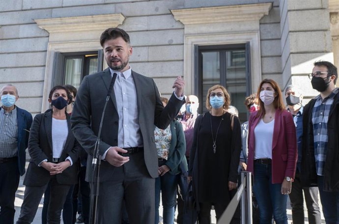 Archivo - El portavoz parlamentario de ERC, Gabriel Rufián, realiza una declaración institucional acompañado de otros miembros de grupos independentistas.