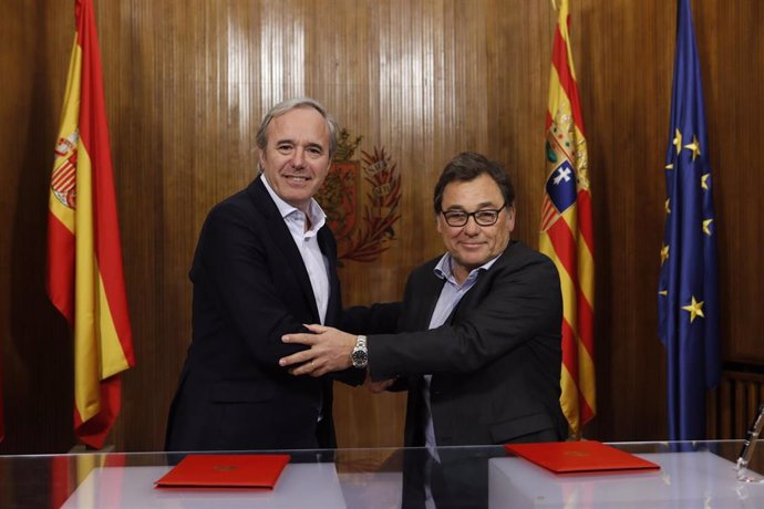 El alcalde de Zaragoza, Jorge Azcón, y el director general del Real Zaragoza, Raúl Sanllehí, firman un acuerdo de promoción del fútbol base, la cantera femenina y la escuela para personas con discapacidad intelectual