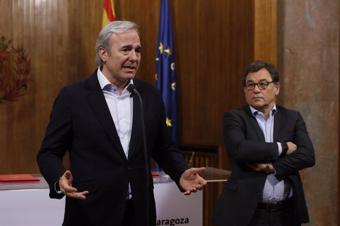 El alcalde  de Zaragoza, Jorge Azcón; y el director general del Real Zaragoza, Raúl Sanllehí
