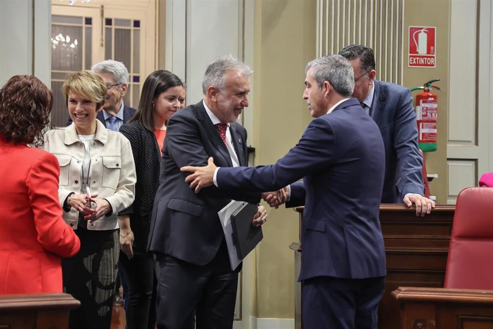 La consejera de Economía, Conocimiento y Empleo, Elena Máñez (i), y el presidente de Canarias, Ángel Víctor Torres (c), a su llegada a la primera jornada del 'Debate sobre el Estado de la Nacionalidad Canaria de 2023'