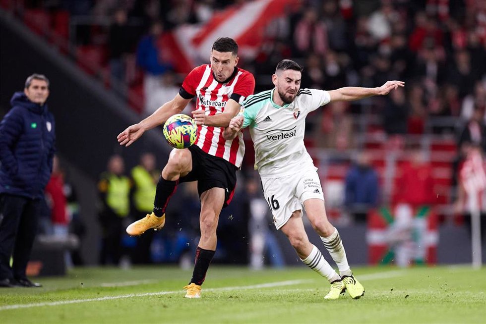 Archivo - Óscar de Marcos (Athletic Club) disputa un balón con Moi Gómez (Osasuna), en un partido de LaLiga Santander 2022-2023 en San Mamés.