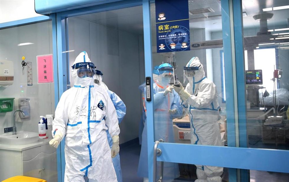 Archivo - Doctores en un hospital de la ciudad china de Wuhan, epicentro del brote de nuevo coronavirus
