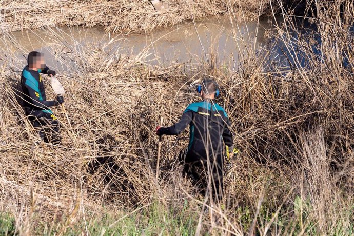 Integrantes de los G.E.A.S. buscan el arma del crimen en el arroyo Salado a 27 de febrero de 2023 en El Rubio, (Sevilla, Andalucía). Investigan la muerte de una chica de 17 años por arma de fuego en El Rubio (Sevilla) y detienen a su expareja