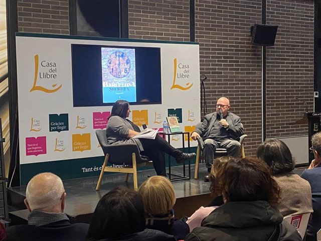 La periodista Míriam Franch y el periodista y escritor Xavi Casinos, en la presentación del libro 'Barcelona secreta. Volum IV' en la Casa del Llibre.