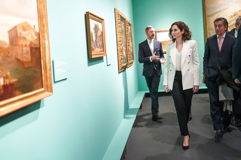 La presidenta de la Comunidad de Madrid, Isabel Díaz Ayuso, visita la colección