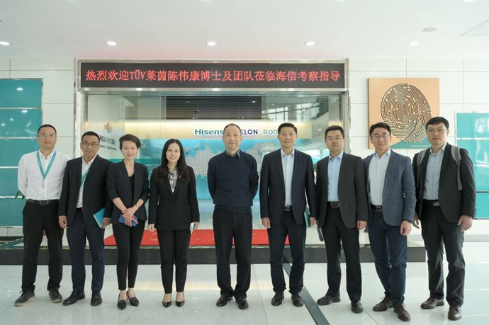 Group photo of TÜV Rheinland and Hisense