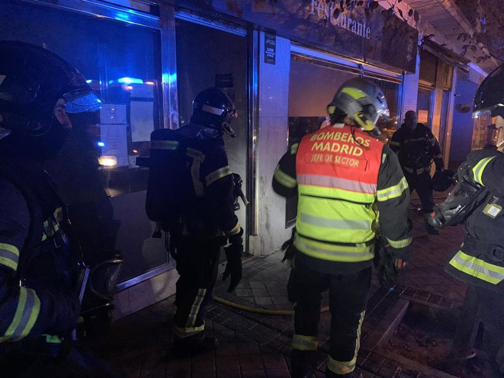 Archivo - Bomberos Madrid extingue un incendio 