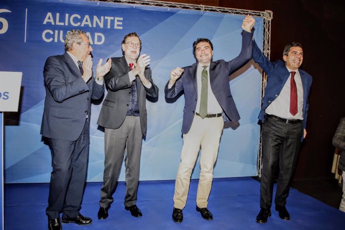 El presidente del PPCV, Carlos Mazón (d), y el expresidente del Gobierno, Mariano Rajoy (2i), participan en la presentación del candidato a la Alcaldía de Alicante, Luis Barcala (2d), a 28 de febrero de 2023, en Alicante.