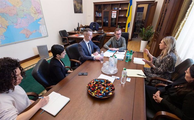 Andriy Smirnov jutno con representantes de Human Rigths Watch, en una reunión