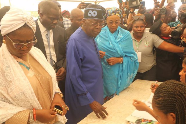 El candidato  Bola Tinubu, votando en las elecciones nigerianas