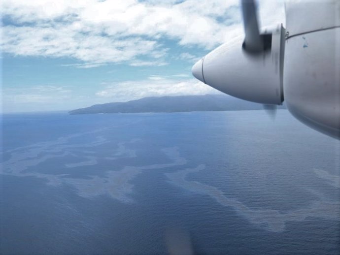 Las Fuerzas de Aviación filipinas recogen imágenes sobre un vertido de combustible en el estrecho de Tablas