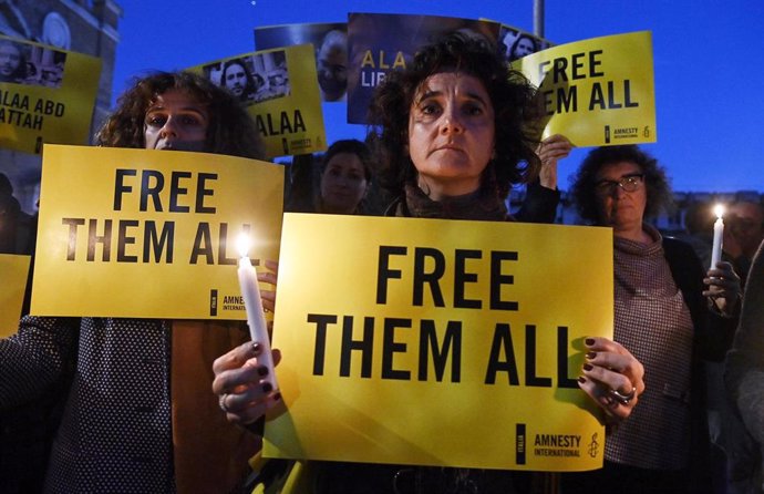 Archivo - Activistas con carteles y velas durante la sentada de Amnistía Internacional Italia en favor del activista británico-egipcio Alaa Abd El Fattah frente a la embajada del Reino Unido en Roma (ARCHIVO)