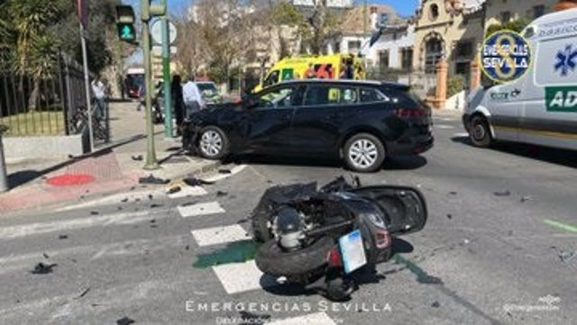 Heridos en Sevilla dos ocupantes de una motocicleta que colisionó con un VTC que se saltó un semáforo en rojo