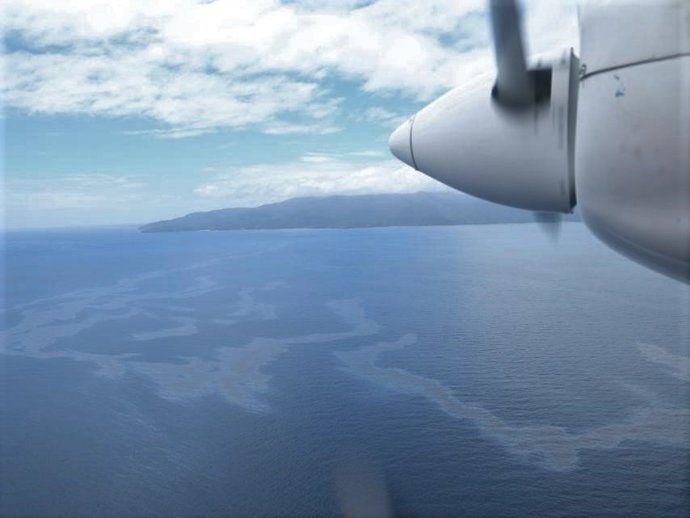 Les Forces d'Aviació filipines recullen imatges sobre un vessament de combustible a l'estret de Tablas