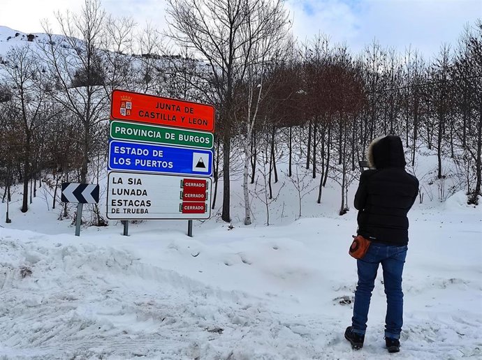 Archivo - Cartel que indica los puertos cerrados de Lunada, La Sía y Estacas de Trueba