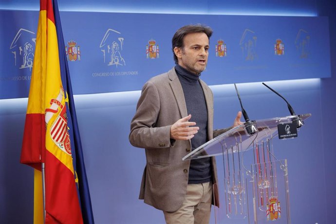 El presidente del grupo parlamentario de Unidas Podemos en el Congreso, Jaume Asens, durante una rueda de prensa anterior a la reunión de la Junta de Portavoces, en el Congreso de los Diputados, a 7 de febrero de 2023, en Madrid (España).