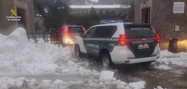 Vehículos de la Guardia Civil llegan a Lluc tras el temporal Juliette.